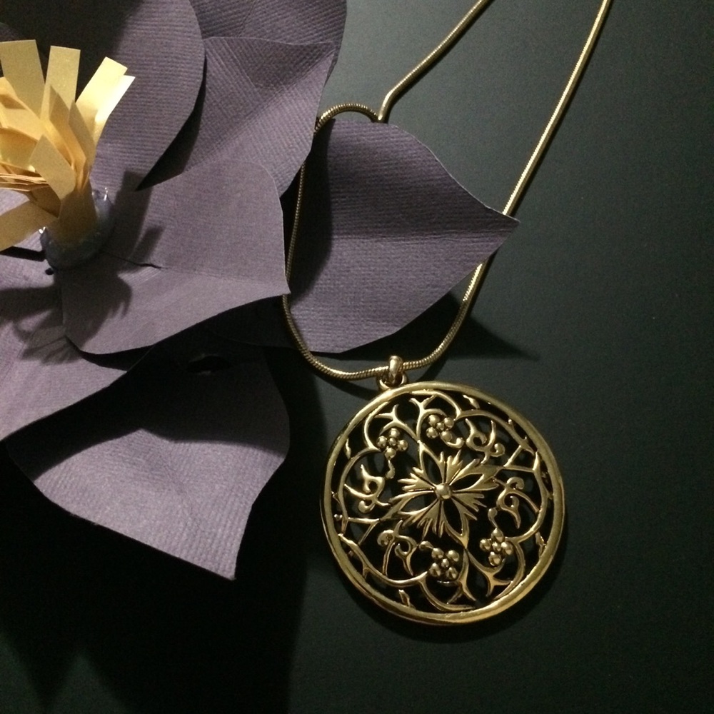🌺Etienne Aigner Necklace Gold tone